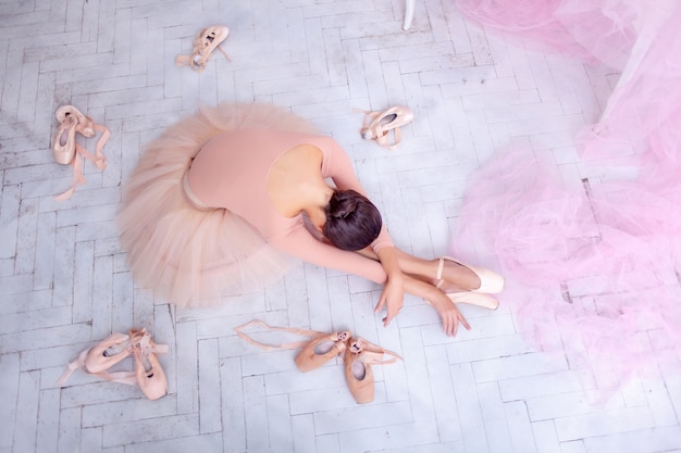 Bailarina de ballet profesional descansando después de la actuación.
