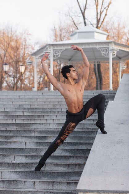 Bailarina de ballet realizando al aire libre