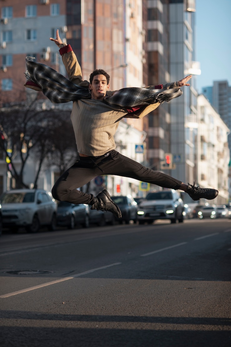 Foto gratuito bailarina de ballet saltando en el aire