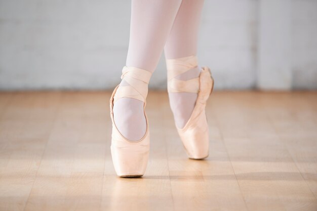 Bailarina de cerca con zapatos de punta