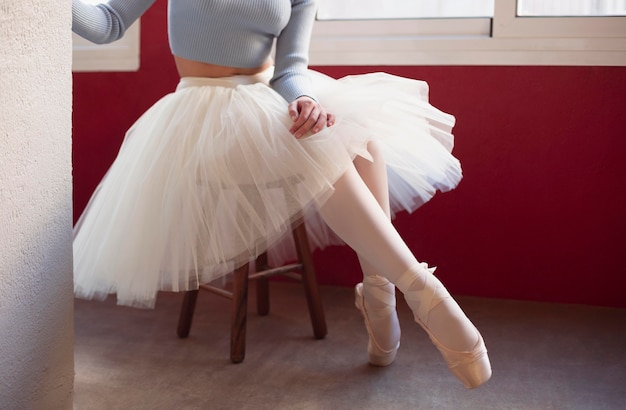 Foto gratuita bailarina en falda tutú junto a la ventana