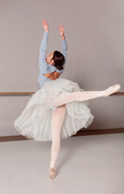 Bailarina en falda tutú practicando ballet