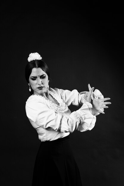 Bailarina flamenca en blanco y negro tiro medio