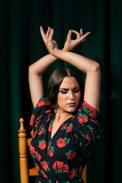 Bailarina de flamenca levantando las manos