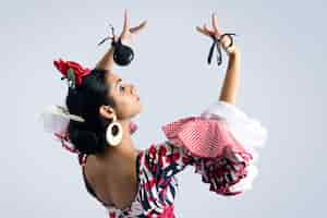 Foto gratuita bailarina de flamenco en un hermoso vestido