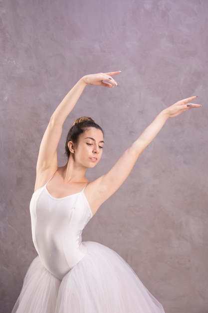 Foto gratuita bailarina de frente con las manos en el aire.