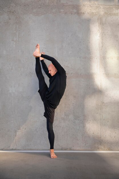 Bailarina haciendo elegantes artes escénicas.