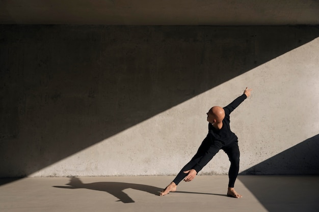 Bailarina haciendo elegantes artes escénicas.