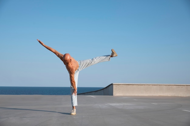 Bailarina haciendo elegantes artes escénicas.