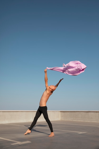 Foto gratuita bailarina haciendo elegantes artes escénicas.