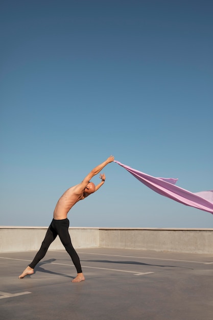 Foto gratuita bailarina haciendo elegantes artes escénicas.