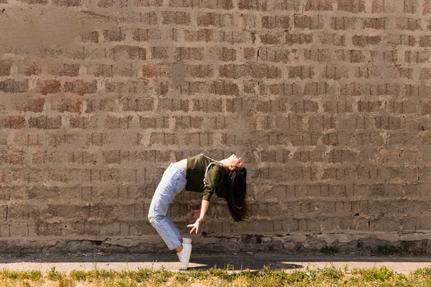 Bailarina de hip-hop de moda doblando hacia atrás