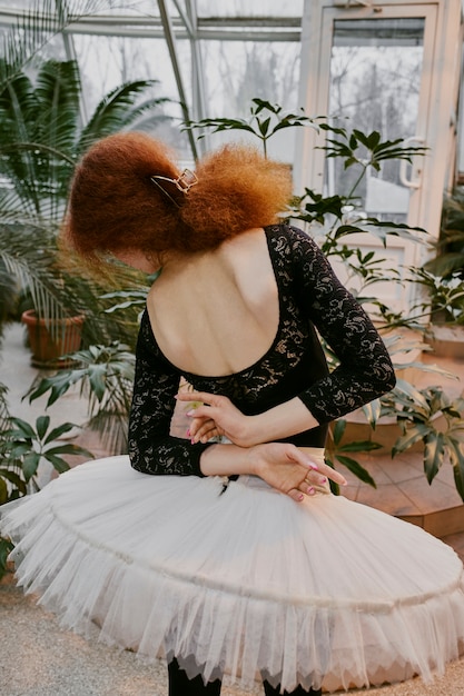 Foto gratuita bailarina joven actuando en un jardín botánico interior