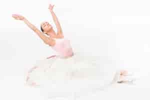 Foto gratuita bailarina joven bailarina con los ojos cerrados relajantes sobre fondo blanco