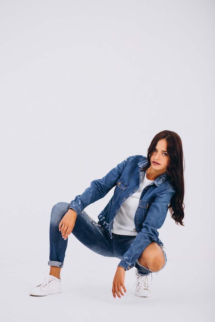 Foto gratuito bailarina de mujer posando en estudio