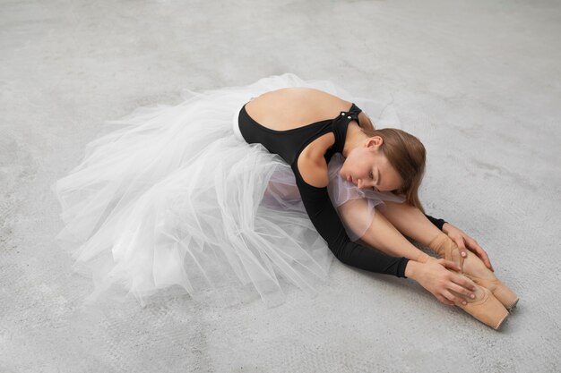 Bailarina posando en estudio alto ángulo