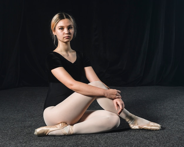 Bailarina posando con las piernas cruzadas