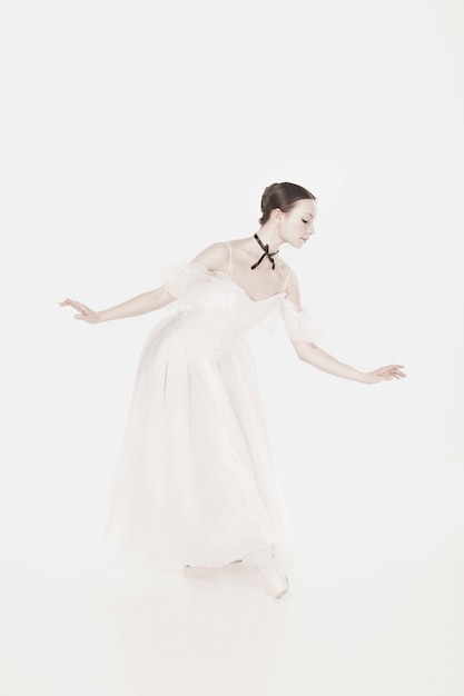 Bailarina posando en vestido de estilo romántico