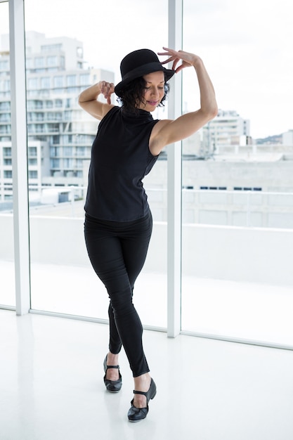 Bailarina practicando danza contemporánea