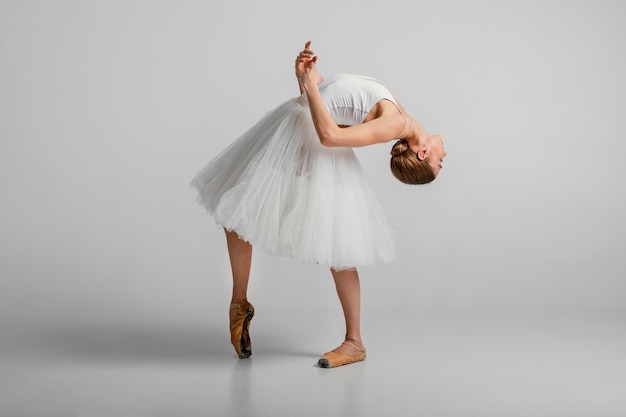 Bailarina de tiro completo con vestido blanco
