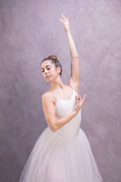 Bailarina de tiro medio mirando a otro lado.