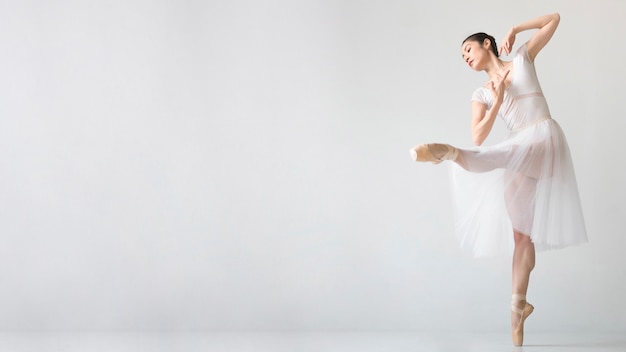 Bailarina en vestido tutú con copia espacio