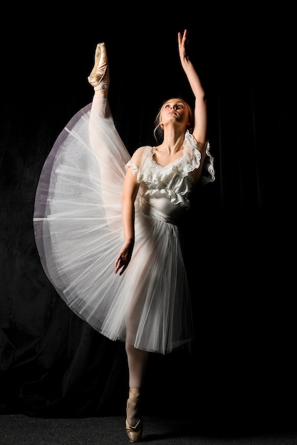 Foto gratuita bailarina en vestido tutú posando con la pierna arriba