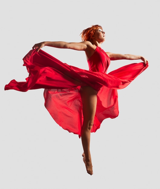 Foto gratuita bailarina de vuelo rojo