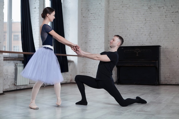 Foto gratuita bailarines de ballet ensayando en estudio