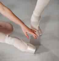 Foto gratuita bailarines de ballet femenino entrenando juntos en zapatos de punta