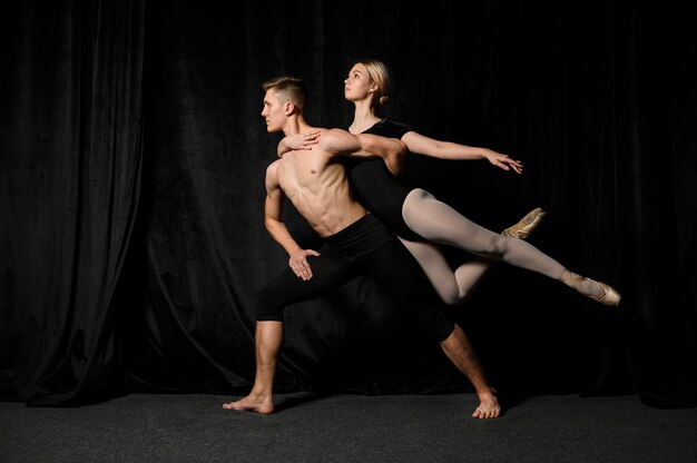 Los bailarines de ballet posan de lado