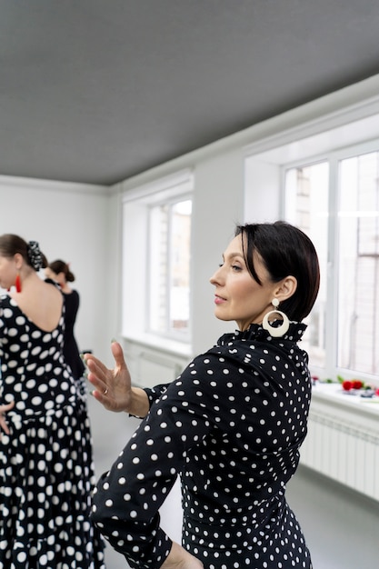 Foto gratuita bailarines de flamenco en estudio