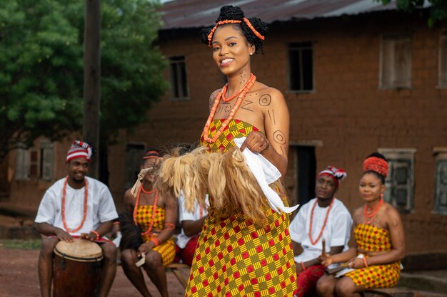 Bailarines nigerianos de tiro medio afuera