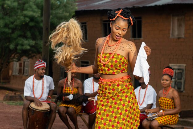 Bailarines nigerianos de tiro medio al aire libre