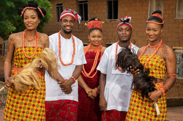 Bailarines nigerianos de tiro medio con joyas