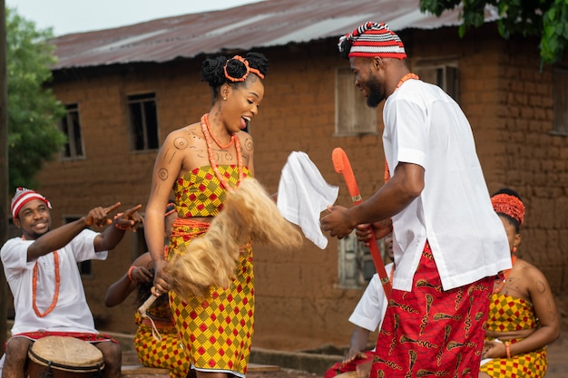 Bailarines nigerianos de tiro medio con pelo