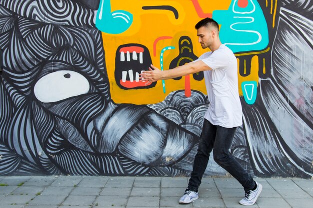 Baile de breakdancer joven contra textura pintada