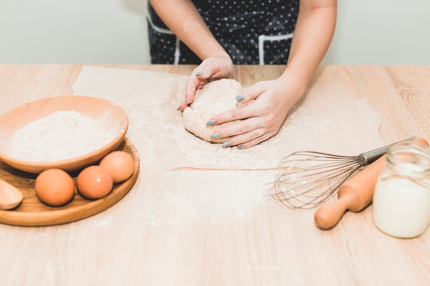 Baker amasando la masa de pan