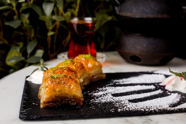 Baklava turca con nueces espolvoreadas con sorbete