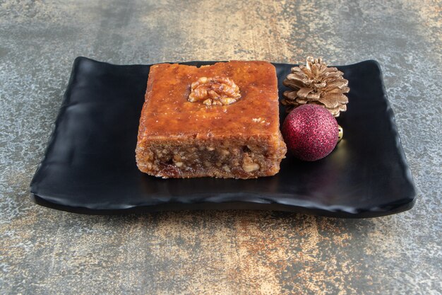 Baklavas con nueces y adornos en placa oscura