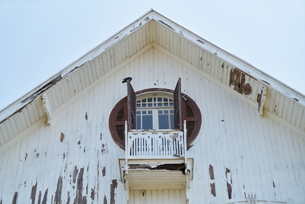 Foto gratuita balcón de una casa con paredes de madera estropeada