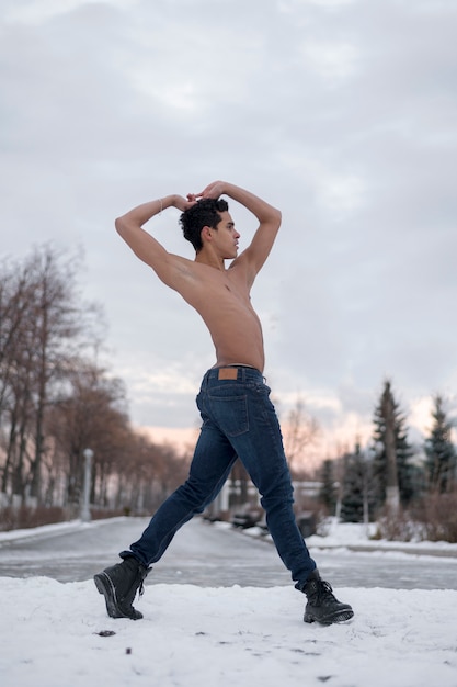 Ballet masculino de ángulo bajo que realiza ballet