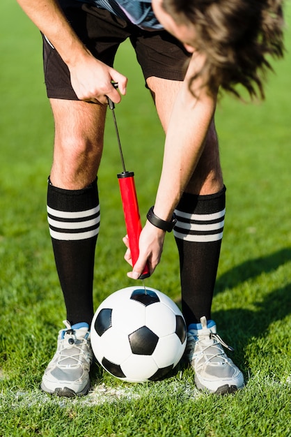 Balón de fútbol de bombeo jugador de fútbol