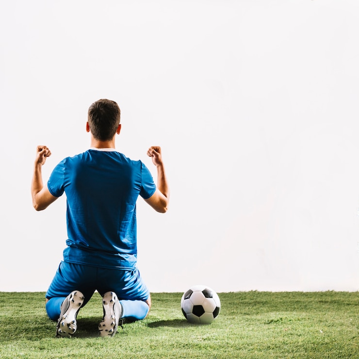 Foto gratuito balón de fútbol cerca de deportista sin rostro después de la victoria