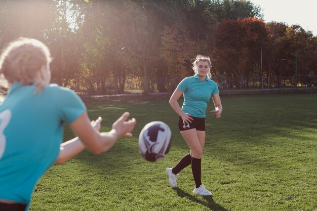 Balón de fútbol femenino jugador pasando