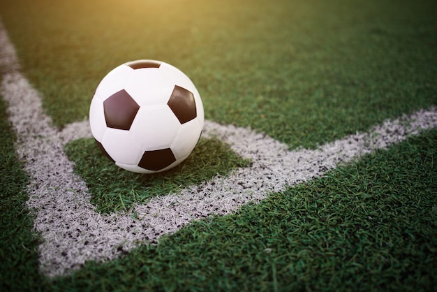 balón de fútbol en la línea blanca en el estadio