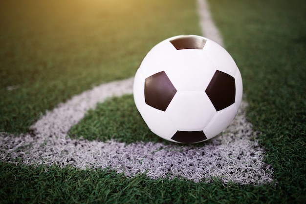 balón de fútbol en la línea blanca en el estadio