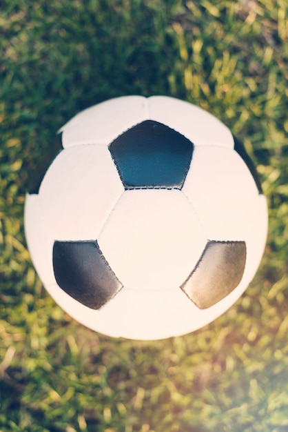 Balón de fútbol de primer plano sobre hierba