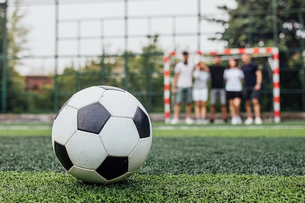 Balón de fútbol tradicional en el campo de fútbol