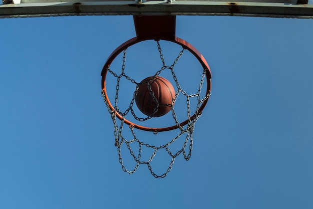 Baloncesto cayendo en el aro